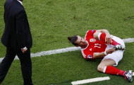 Bale nằm chỏng chơ ngoài đường biên sau tình huống bị chơi xấu