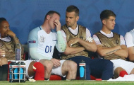 Đạt cột mốc mới, Rooney vẫn rơi lệ vì tuyển Anh bị loại