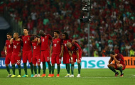 Ronaldo núp sau lưng đồng đội xem đá luân lưu 11m
