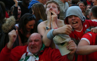 Chùm ảnh: Cổ động viên Xứ Wales khóc ngất trong ngày lịch sử