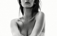 Bella Hadid lấp ló vòng một đầy quyến rũ
