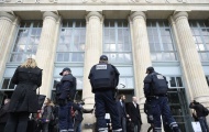 Cảnh sát Anh bị đâm trọng thương khi xem EURO với vợ ở Paris