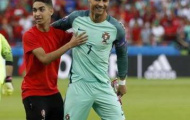 Ronaldo lại “đốn tim” NHM vì hành động đẹp với fan nhí