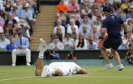 Federer trượt té, ném bay cây vợt và nằm gục xuống sân