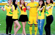 Ngọc Hải, Phi Sơn tươi tắn bên fan nữ trước trận SLNA gặp Sài Gòn