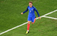 Antoine Griezmann nhận quà an ủi sau trận chung kết