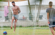 Buồn chân buồn tay, Buffon cởi trần, chân đất đá phủi