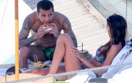 Bồ xinh khó cưỡng, Dani Alves vẫn lo… gặm bánh mì