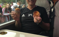 Fan MU tặng quà cho Mourinho sau chiến thắng đầu tiên