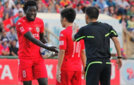 Theo chân huyền thoại Chelsea, Moses không quên một người ở V-League