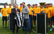 Pogba vắng mặt, Juventus mang Cúp ra sân tập ăn mừng