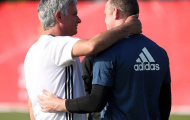 Mourinho vỗ về Rooney trong buổi tập đầu tiên của M.U tại Trung Quốc