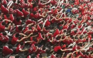 Fan MU Trung Quốc nhuộm đỏ khán đài ở trận gặp Dortmund