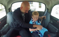 Fan nhí lém lỉnh chất vấn Pep Guardiola trên taxi