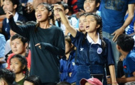 Video: CĐV Campuchia cổ vũ khó hiểu ở trận chung kết U16 ĐNA