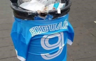 Áo Higuain bọc trang trí thùng rác và bị ném vào bồn cầu