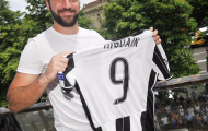 Higuain rạng rỡ khoe số áo, sao Juventus đăng tweet chào mừng