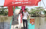 Vợ chồng Công Vinh xây cầu cho trẻ vùng sông nước