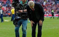 Ảnh chế: HLV Wenger bới cỏ tìm tiền mua Mahrez; Ông lớn NHA cổ vũ bầy Sói nghinh chiến Barca