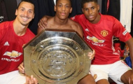 Martial hào hứng nâng đĩa bạc Community Shield cùng Ibra
