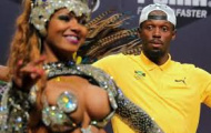 Usain Bolt dán mắt nhìn mỹ nhân ngực khủng