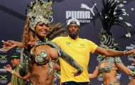 'Tia chớp' Usain Bolt dán mắt vào các vũ công samba