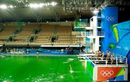 Vì sao nước hồ bơi ở Olympic Rio đột nhiên chuyển thành màu xanh lá?