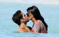 Fabregas tranh thủ đưa vợ con 'đi trốn' Conte