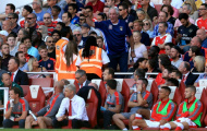 CĐV	Arsenal chỉ tay chửi thẳng mặt HLV Wenger