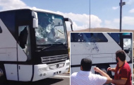 Vừa thoát lệnh cấm, CĐV Galatasaray đã điên cuồng tấn công xe bus của Besiktas