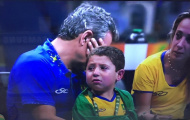 Hình ảnh em bé làm lay động lòng người khi Brazil thua sốc Trung Quốc