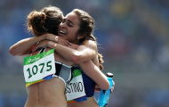 Hình ảnh xúc động trên đường chạy 5000 làm rúng động cả thế giới