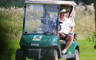 Bị Mourinho 'hắt hủi', Schweinsteiger mượn... golf giải sầu