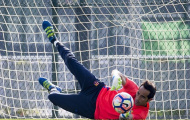 Bất chấp tin đồn ra đi, Bravo vẫn tập luyện cùng Barca