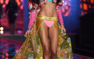 Kelly Gale khoe vòng một căng tràn nhựa sống trên Playboy
