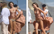 Miranda Kerr bất ngờ bị gió thổi lộ trọn nội y