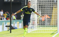 Tỏa sáng, Oezil vẫn bị Wenger chê bai