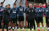 Mourinho tranh cãi và lấy chiếc xẻng của thợ xây