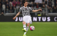 Dám công khai nổi loạn, Lichtsteiner nhận án phạt nặng từ Juventus