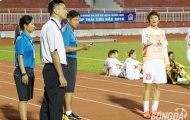Nữ cầu thủ phản đối trọng tài không thua gì tại V-League