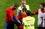 De Gea cởi áo tặng fan nhí trên sân tập
