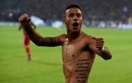 Thiago khoe hình xăm trong ngày Bayern thắng nhọc Schalke