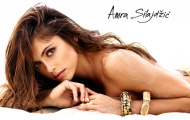 Amra Silajdzic: Nàng WAGs sở hữu vòng một 90cm