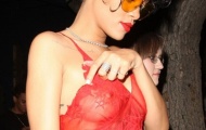 Rihanna mặc mỏng tang để lộ nhũ hoa đeo khuyên