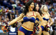 Dàn cheerleader bốc lửa hâm nóng trận đấu NBA bằng vũ điệu sôi động