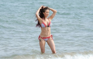 Jess Impiazzi khoe thân hình rực lửa bên bờ biển