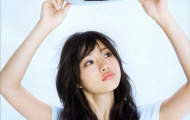 Ngắm vòng một hấp dẫn của Satomi Ishihara