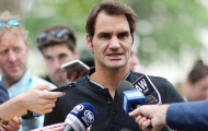 Federer diện quần shoot khoe cúp trước đám đông