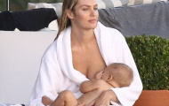 Thiên thần nội y vạch ngực cho con bú giữa buổi chụp hình