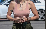 Paris Jackson lộ vòng một đeo nhũ hoa